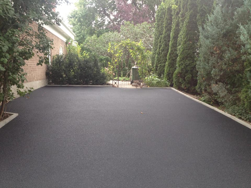 Recycled rubber paving for entrances and parking lots ...